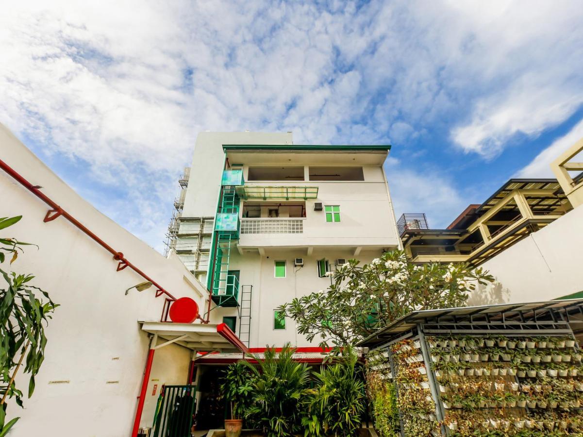 Hotel Oyo 842 Smiles Apartelle