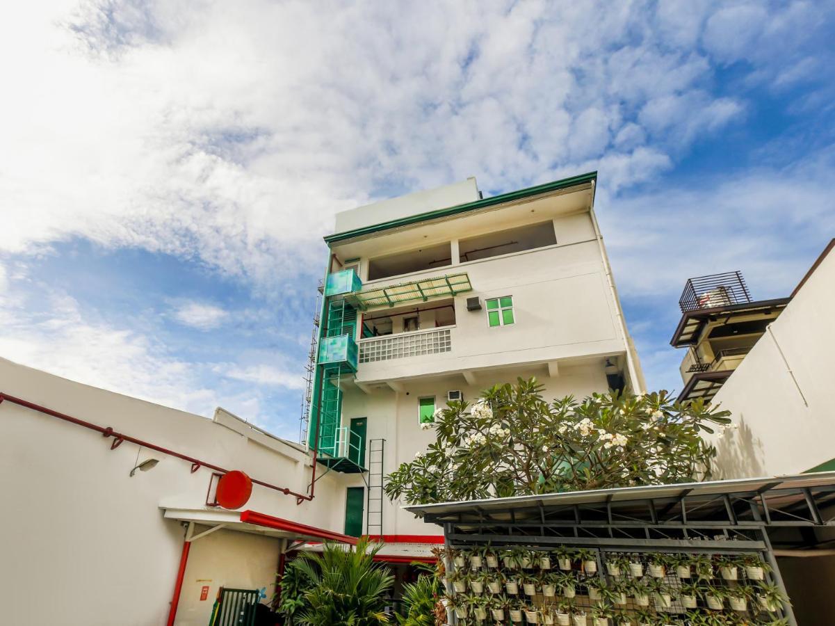 Hotel Oyo 842 Smiles Apartelle 2*