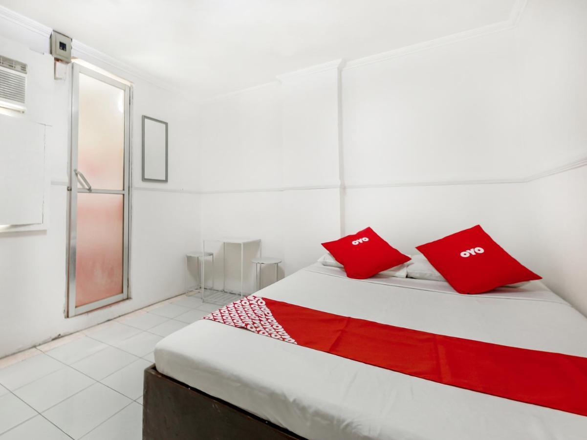 Oyo 842 Smiles Apartelle 2*