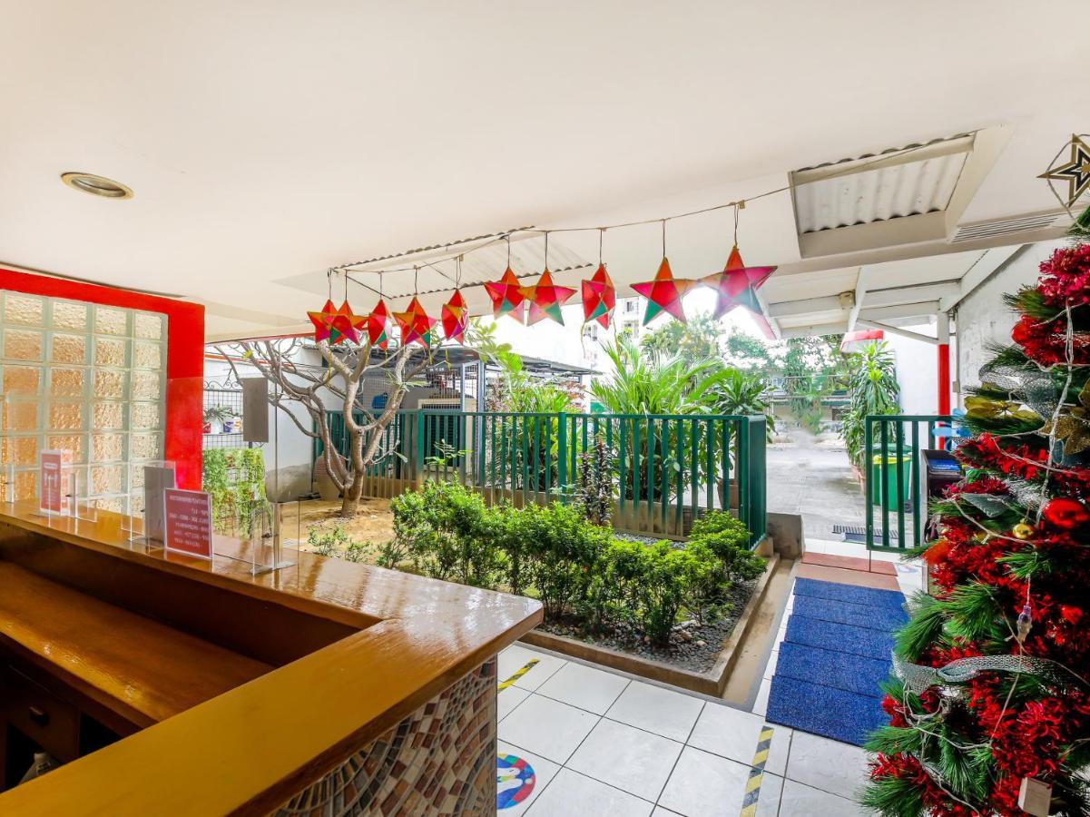 Oyo 842 Smiles Apartelle Hotel