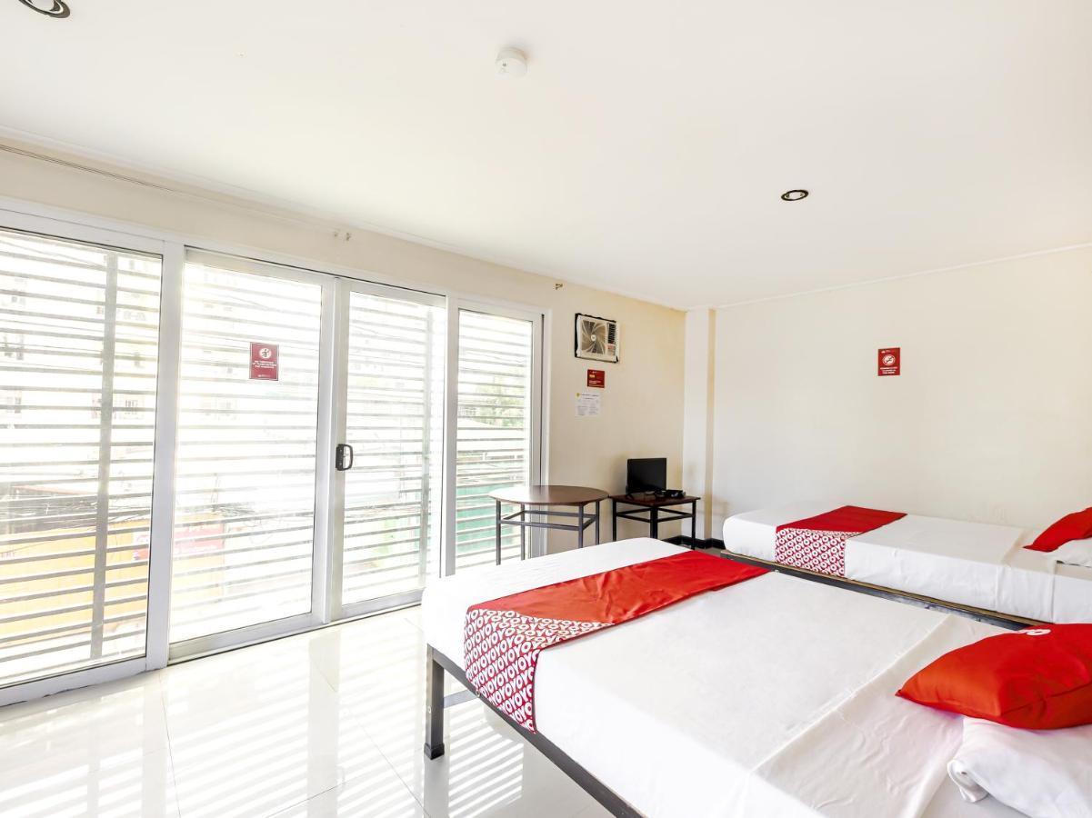 Oyo 842 Smiles Apartelle Hotel