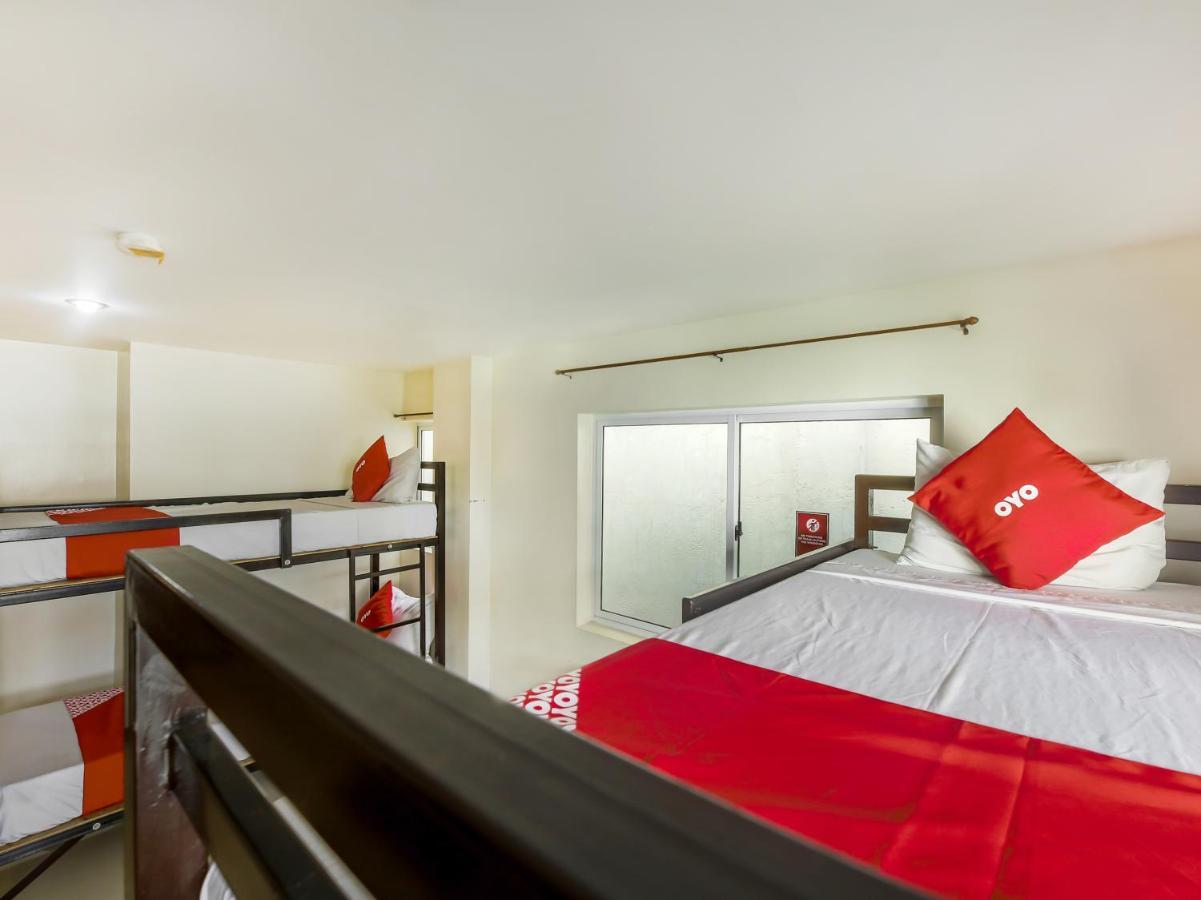 Oyo 842 Smiles Apartelle Hotel