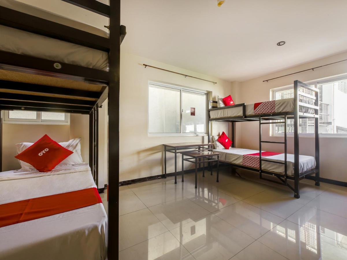 Hotel Oyo 842 Smiles Apartelle