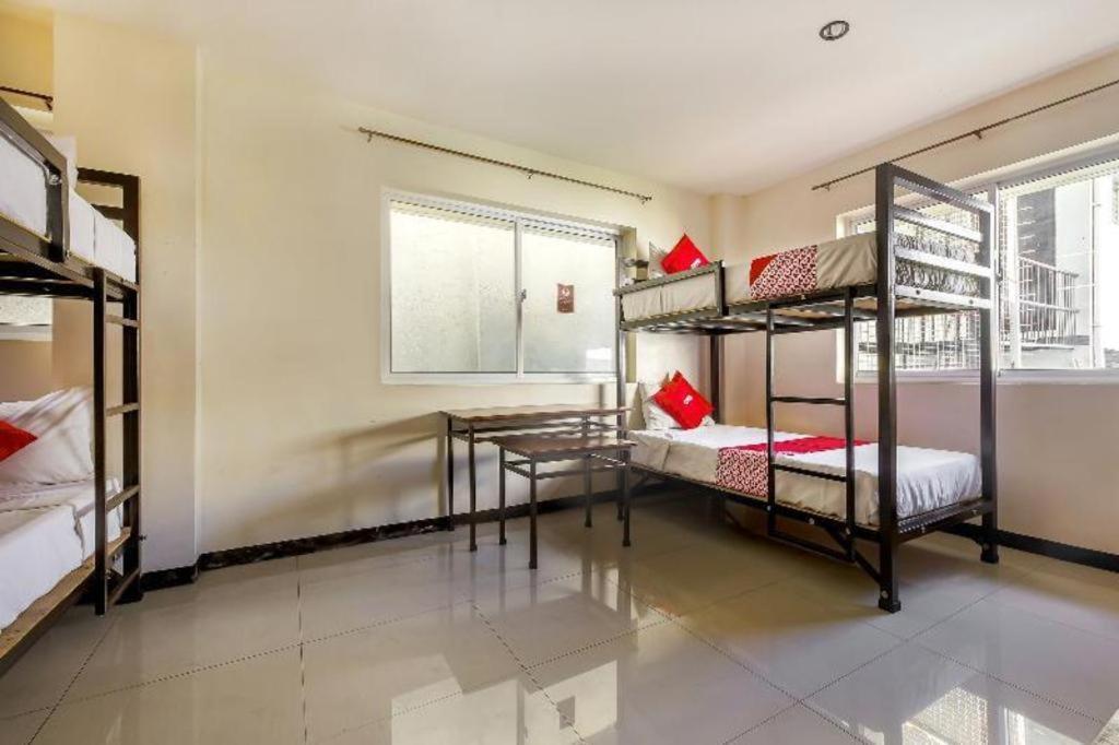 Oyo 842 Smiles Apartelle 2*