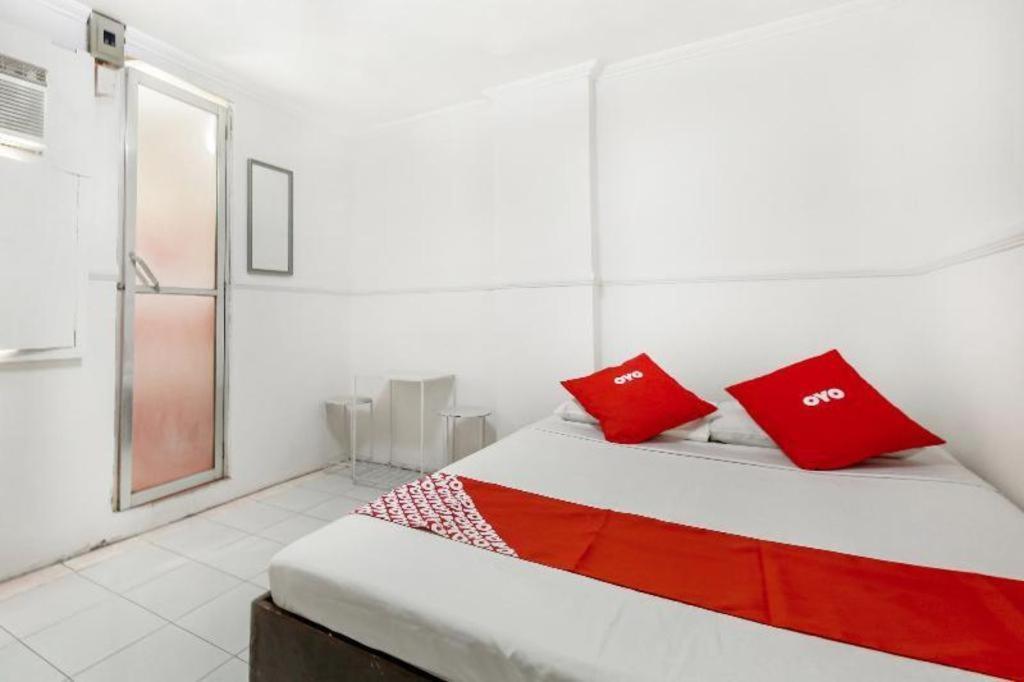 Oyo 842 Smiles Apartelle Hotel